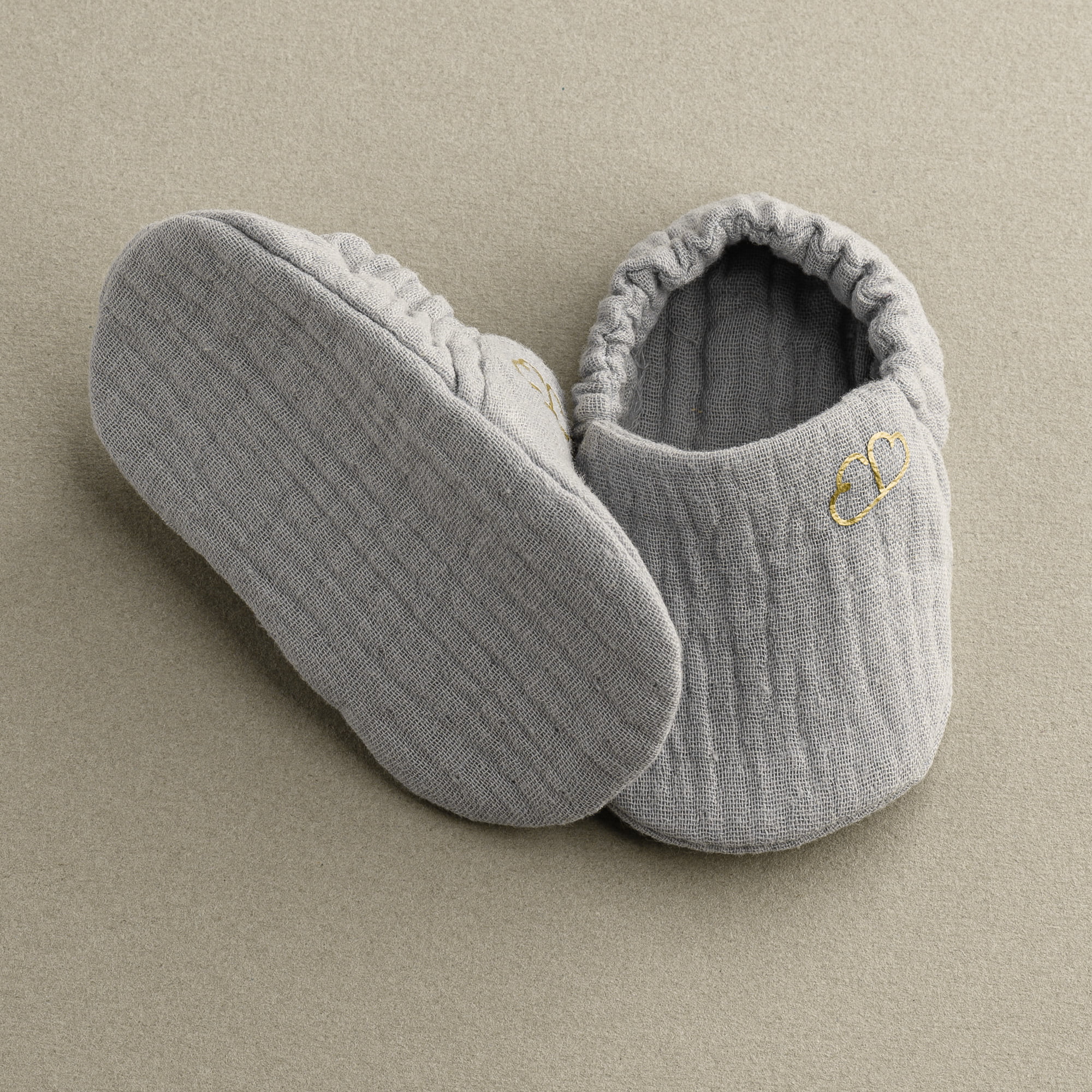 chaussons bebe a rayures avec tige facon chaussettes gris bebe